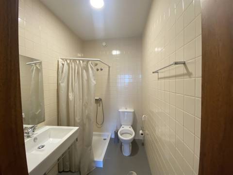 T2 Duplex com Varanda e Luz Natural – No Coração do Porto