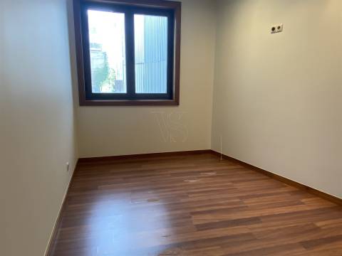 T2 Duplex com Varanda e Luz Natural – No Coração do Porto