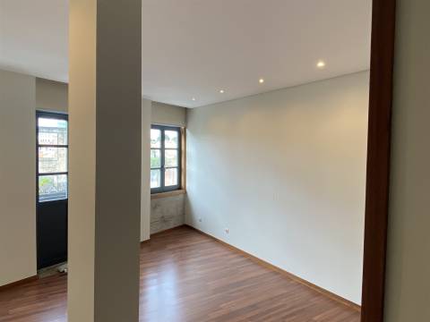 T2 Duplex com Varanda e Luz Natural – No Coração do Porto