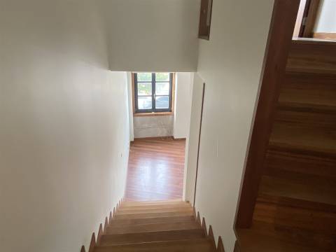 T2 Duplex com Varanda e Luz Natural – No Coração do Porto