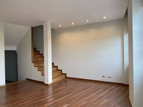 T2 Duplex com Varanda e Luz Natural – No Coração do Porto