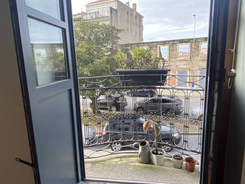 T2 Duplex com Varanda e Luz Natural – No Coração do Porto