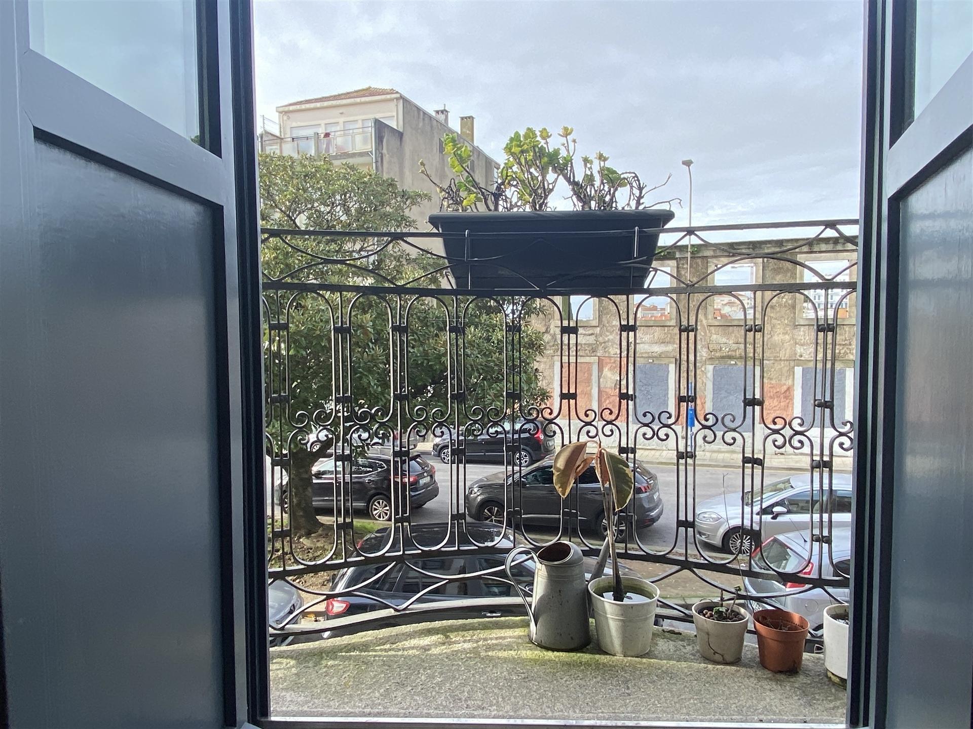 T2 Duplex com Varanda e Luz Natural – No Coração do Porto