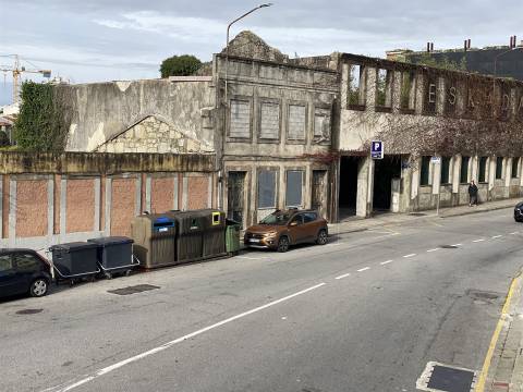 T2 Duplex com Varanda e Luz Natural – No Coração do Porto