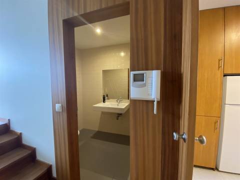 T2 Duplex com Varanda e Luz Natural – No Coração do Porto