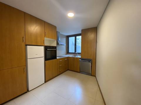 T2 Duplex com Varanda e Luz Natural – No Coração do Porto