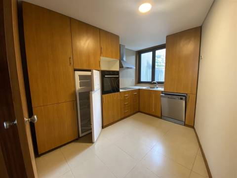 T2 Duplex com Varanda e Luz Natural – No Coração do Porto