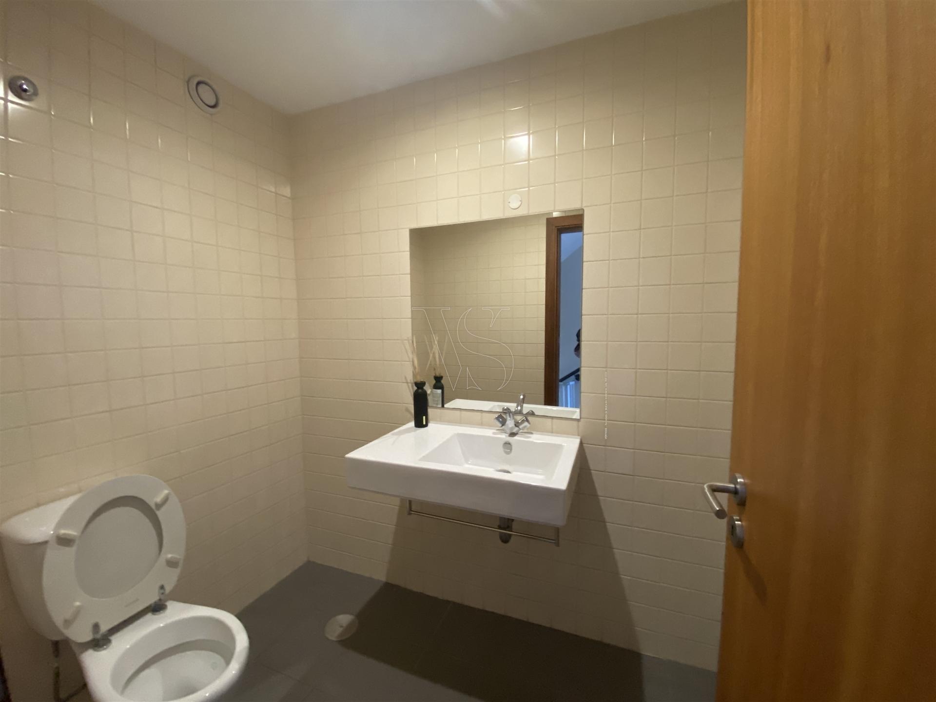 T2 Duplex com Varanda e Luz Natural – No Coração do Porto