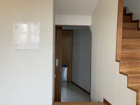 T2 Duplex com Varanda e Luz Natural – No Coração do Porto