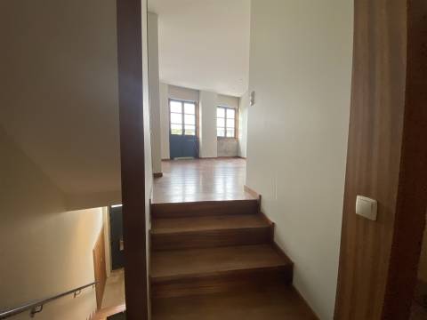 T2 Duplex com Varanda e Luz Natural – No Coração do Porto