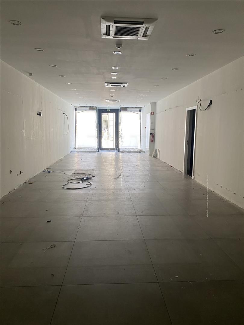 Oportunidade Única: Loja com Dois Pisos na Baixa do Porto-Junto ao Mercado do Bolhão