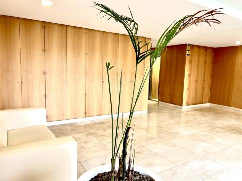 O Horizonte à Sua Porta: Cobertura T4 de Luxo - Matosinhos Sul