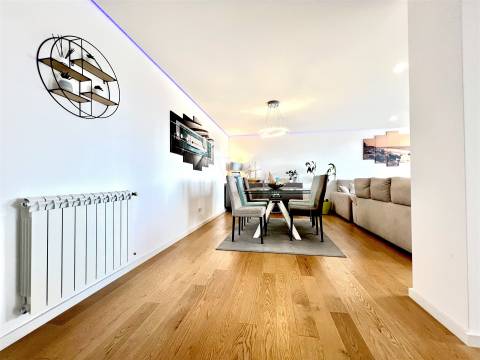 O Horizonte à Sua Porta: Cobertura T4 de Luxo - Matosinhos Sul