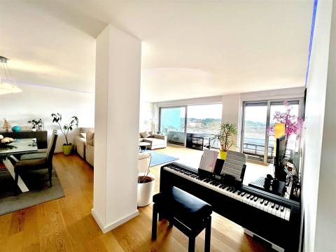 O Horizonte à Sua Porta: Cobertura T4 de Luxo - Matosinhos Sul