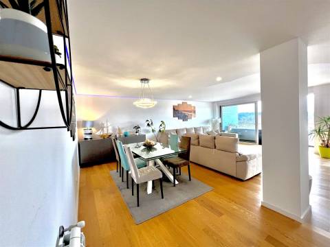 O Horizonte à Sua Porta: Cobertura T4 de Luxo - Matosinhos Sul