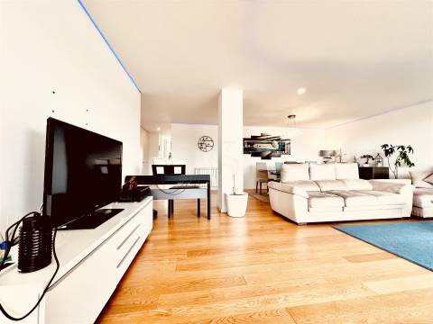 O Horizonte à Sua Porta: Cobertura T4 de Luxo - Matosinhos Sul