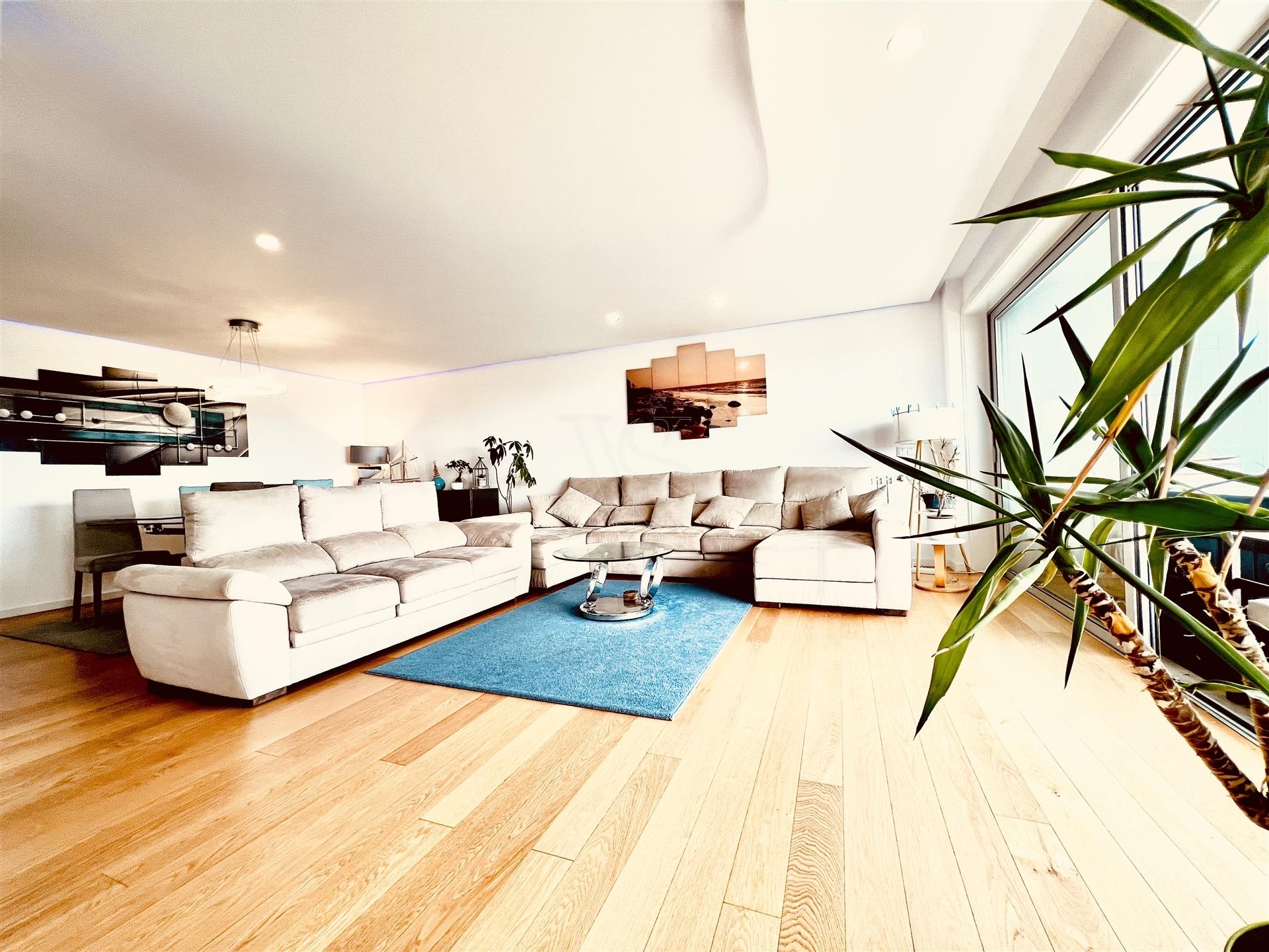 O Horizonte à Sua Porta: Cobertura T4 de Luxo - Matosinhos Sul