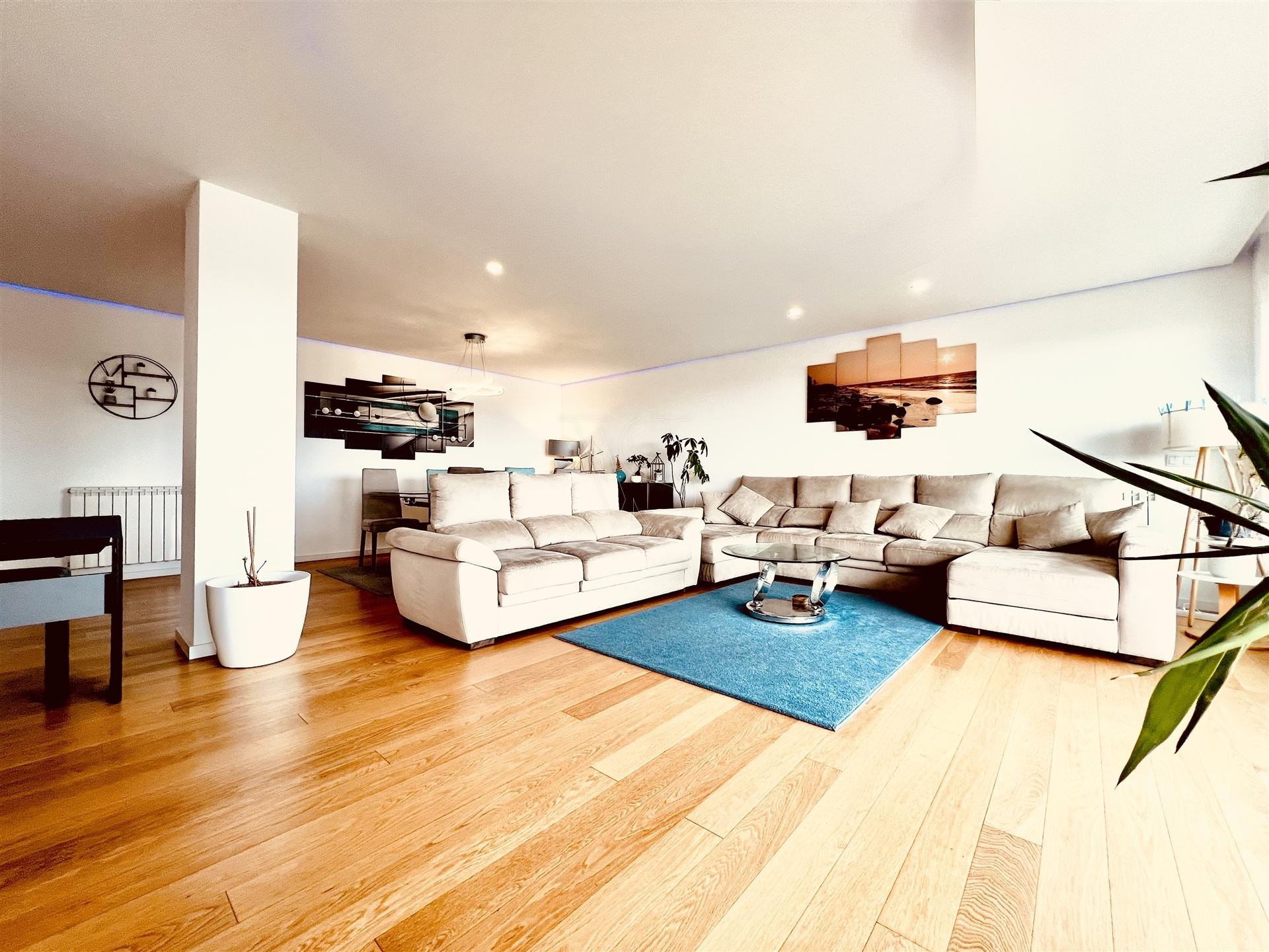 O Horizonte à Sua Porta: Cobertura T4 de Luxo - Matosinhos Sul