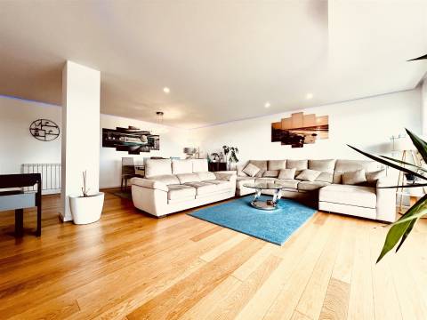 O Horizonte à Sua Porta: Cobertura T4 de Luxo - Matosinhos Sul