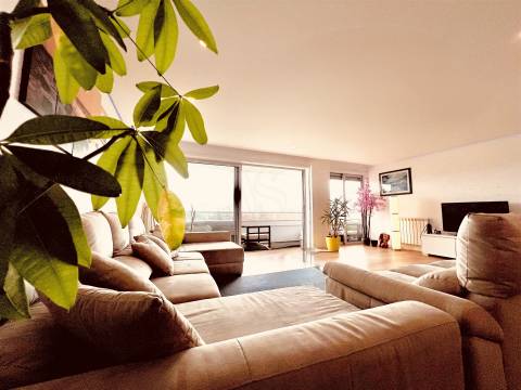 O Horizonte à Sua Porta: Cobertura T4 de Luxo - Matosinhos Sul