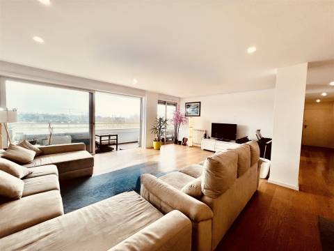 O Horizonte à Sua Porta: Cobertura T4 de Luxo - Matosinhos Sul