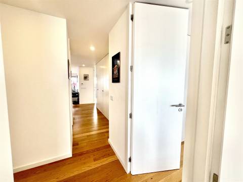 O Horizonte à Sua Porta: Cobertura T4 de Luxo - Matosinhos Sul