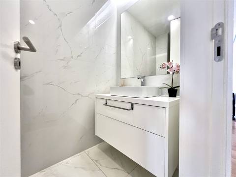 O Horizonte à Sua Porta: Cobertura T4 de Luxo - Matosinhos Sul