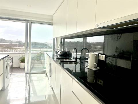 O Horizonte à Sua Porta: Cobertura T4 de Luxo - Matosinhos Sul