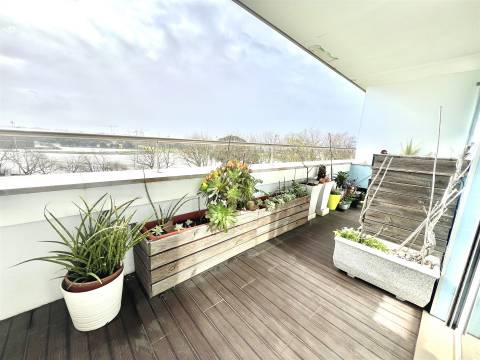 O Horizonte à Sua Porta: Cobertura T4 de Luxo - Matosinhos Sul