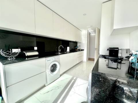 O Horizonte à Sua Porta: Cobertura T4 de Luxo - Matosinhos Sul