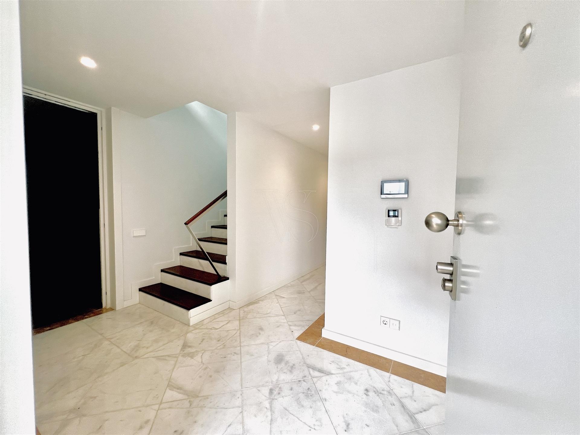 Luxuosa Moradia com 3 Suítes e Área Exterior Privada de 195 m² na Boavista-Porto