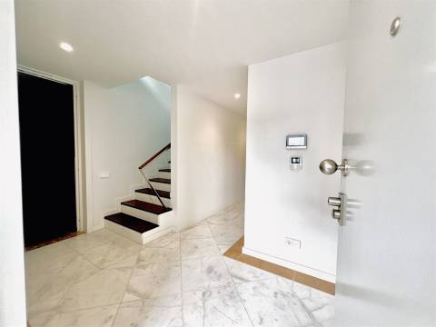 Luxuosa Moradia com 3 Suítes e Área Exterior Privada de 195 m² na Boavista-Porto