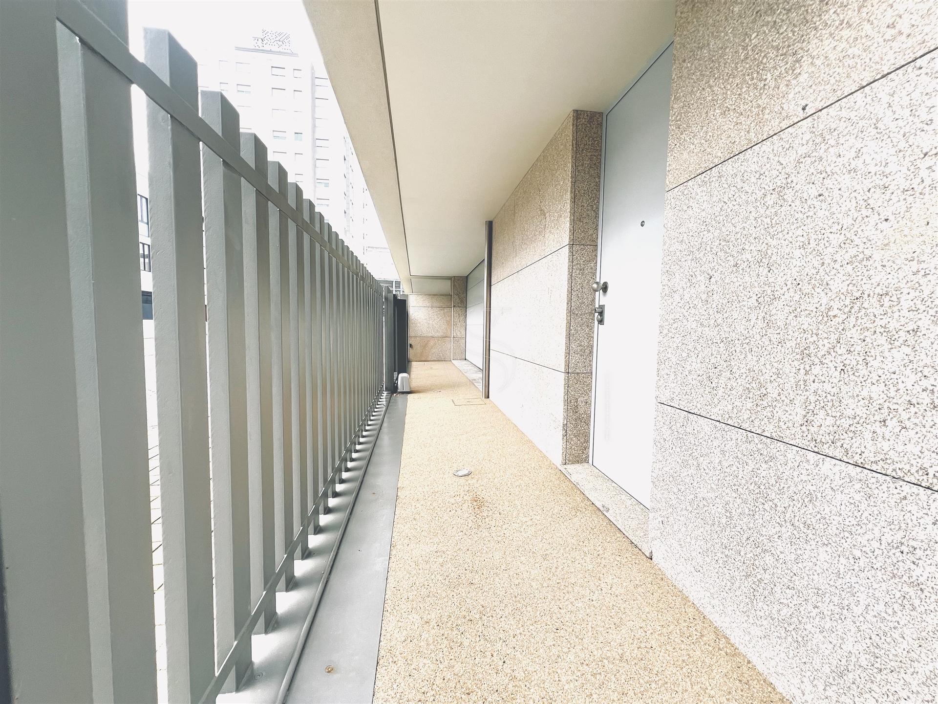 Luxuosa Moradia com 3 Suítes e Área Exterior Privada de 195 m² na Boavista-Porto