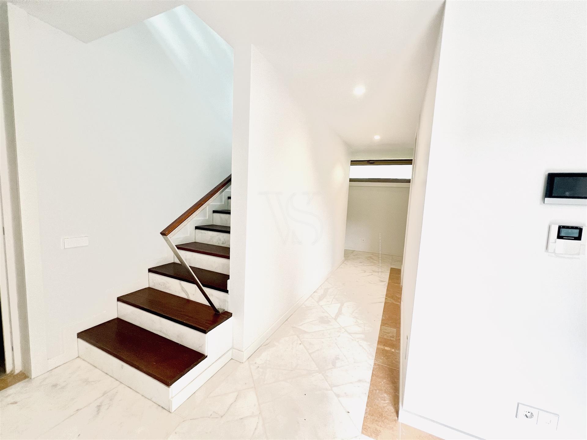 Luxuosa Moradia com 3 Suítes e Área Exterior Privada de 195 m² na Boavista-Porto