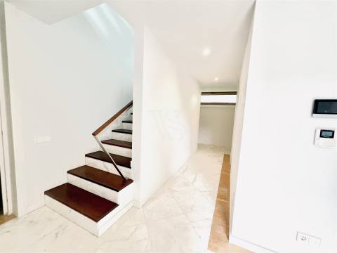 Luxuosa Moradia com 3 Suítes e Área Exterior Privada de 195 m² na Boavista-Porto