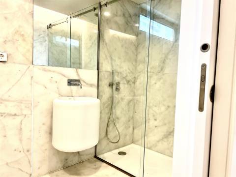 Luxuosa Moradia com 3 Suítes e Área Exterior Privada de 195 m² na Boavista-Porto