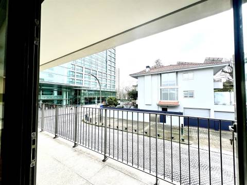 Luxuosa Moradia com 3 Suítes e Área Exterior Privada de 195 m² na Boavista-Porto