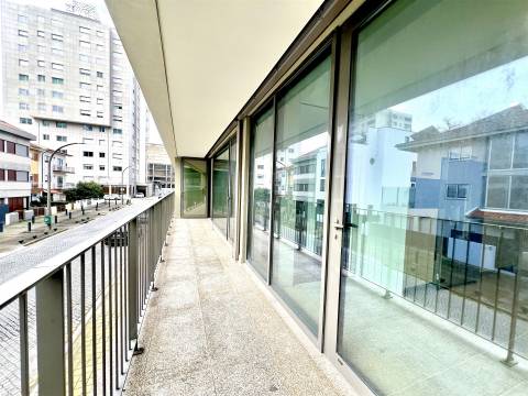 Luxuosa Moradia com 3 Suítes e Área Exterior Privada de 195 m² na Boavista-Porto