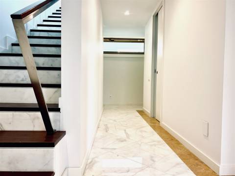 Luxuosa Moradia com 3 Suítes e Área Exterior Privada de 195 m² na Boavista-Porto