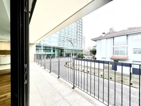 Luxuosa Moradia com 3 Suítes e Área Exterior Privada de 195 m² na Boavista-Porto