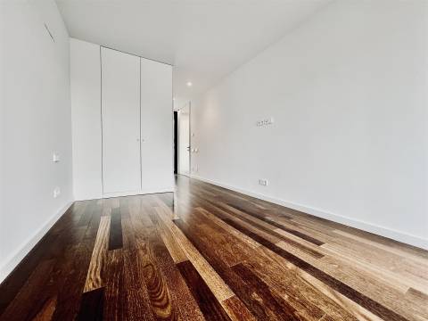 Luxuosa Moradia com 3 Suítes e Área Exterior Privada de 195 m² na Boavista-Porto