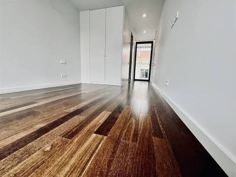 Luxuosa Moradia com 3 Suítes e Área Exterior Privada de 195 m² na Boavista-Porto