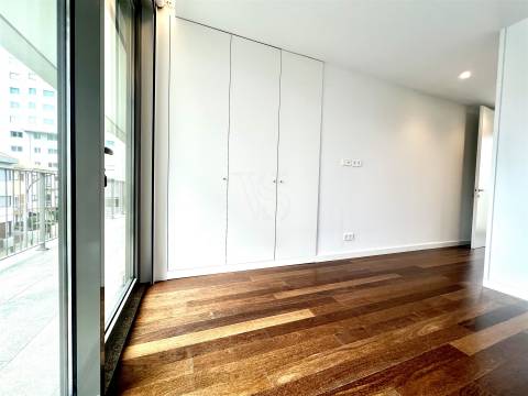 Luxuosa Moradia com 3 Suítes e Área Exterior Privada de 195 m² na Boavista-Porto