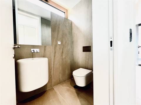 Luxuosa Moradia com 3 Suítes e Área Exterior Privada de 195 m² na Boavista-Porto