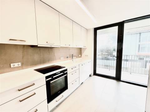 Luxuosa Moradia com 3 Suítes e Área Exterior Privada de 195 m² na Boavista-Porto