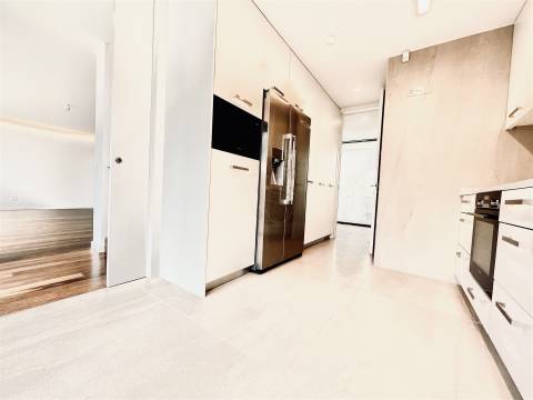 Luxuosa Moradia com 3 Suítes e Área Exterior Privada de 195 m² na Boavista-Porto