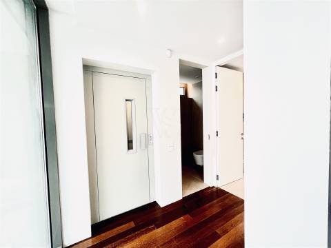 Luxuosa Moradia com 3 Suítes e Área Exterior Privada de 195 m² na Boavista-Porto