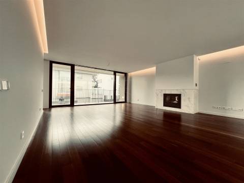 Luxuosa Moradia com 3 Suítes e Área Exterior Privada de 195 m² na Boavista-Porto