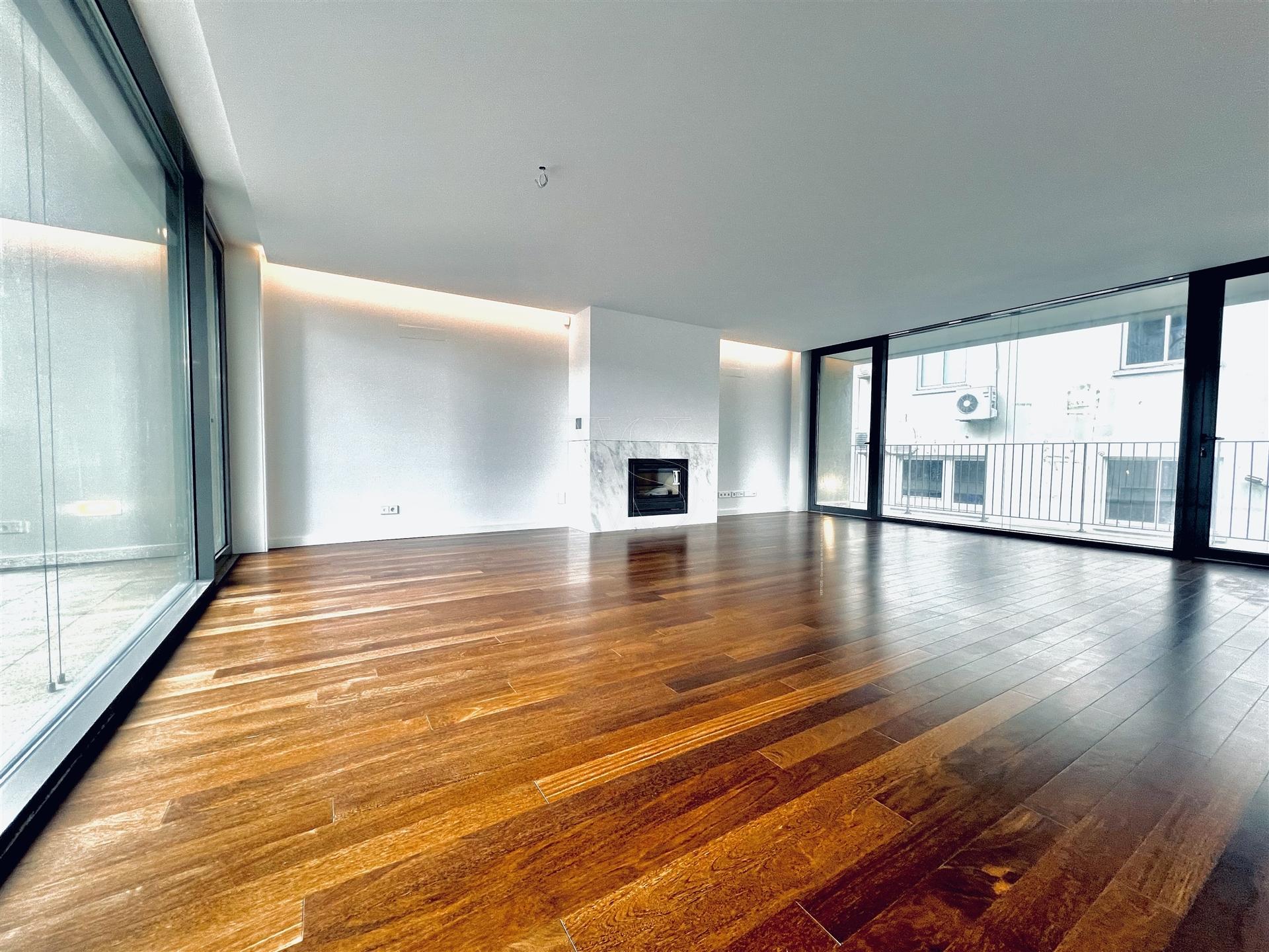 Luxuosa Moradia com 3 Suítes e Área Exterior Privada de 195 m² na Boavista-Porto