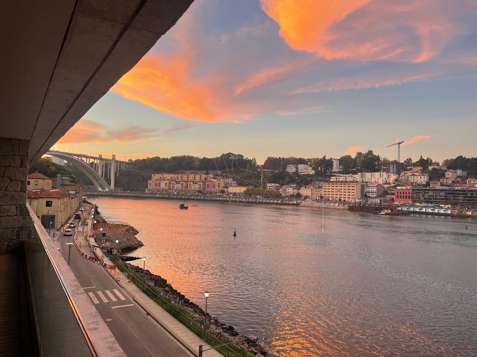 T4 em 1ª Linha de Rio com Vista sobre a Cidade do Porto e Varanda c/ 20 m2.